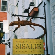 tänava-reklaam restoranile „Sisalik „Tallinna Vanalinnas / Street sign for restaurant Sisalik in Tallinn Old Town